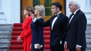 24-yil-sonra-ilk-fransa-cumhurbaskani-macron-resmi-ziyaret-icin-almanyada-dywxv5Lq.jpg
