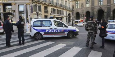 fransa-polis-sinagogu-atese-vermeye-calisan-supheliyi-oldurdu-CEHvawik.jpg