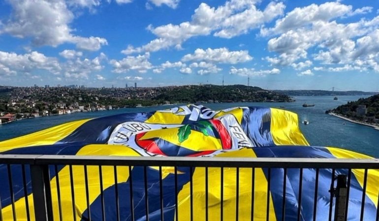 donemi-sampiyon-tamamlayan-fenerbahce-bekonun-bayraklari-koprulere-asildi-OUsuvpDS.jpg
