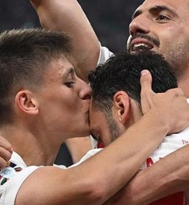 elestirildi-gozleri-doldu-hakan-calhanoglundan-cekya-karsisinda-tarihi-gol-f9aqlPAk.cropped.830x400