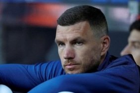 fenerbahce-transfer-haberleri-edin-dzeko-kararini-verdi-kadroda-kalacak-mi-8jiabI4V.jpeg
