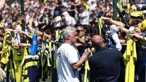 fenerbahcede-yeni-donem-hazirliklari-devam-ediyor-taraftara-acik-antrenman-yapildi-CUMK84QT.jpeg