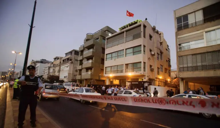 Türkiye Tel Aviv Büyükelçiliği’nde Haniye suikasti sonrası bayrak yarıya indirildi, İsrail’den tepki