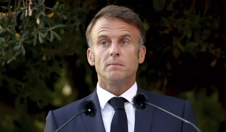 Fransa’da hükümet krizi: Macron siyasi partilerin liderleriyle görüşme maratonuna başladı