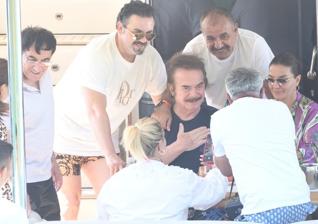 Orhan Gencebay 80’inci yaşını teknede kutladı