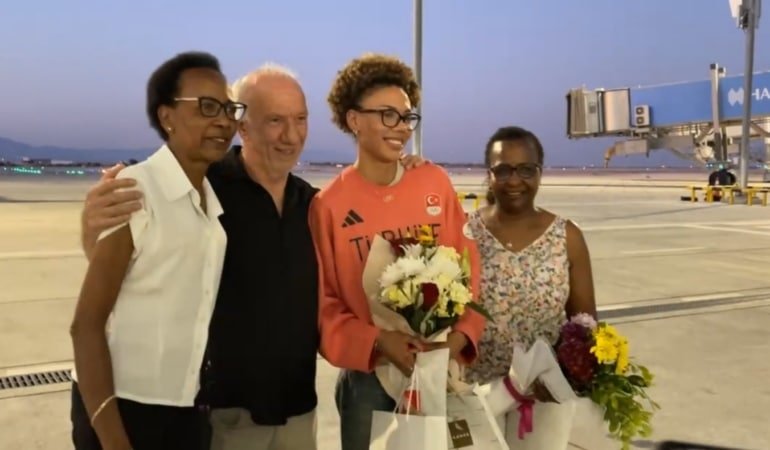 Buse Savaşkan, yurda döndü.