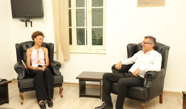 Erhürman, Buse Savaşkan’ı kutladı