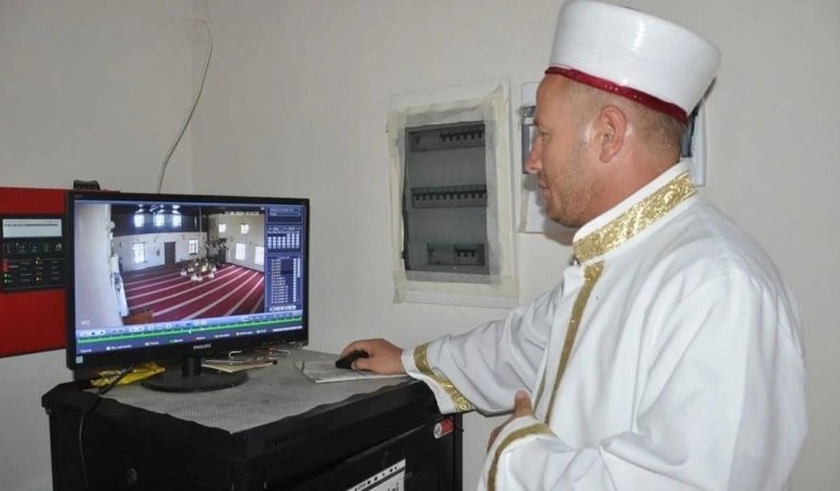 KKTC’ye dönüş yolunda caminin elektriğini kullanan aileden örnek davranış