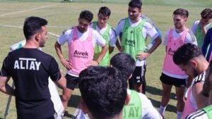 altayda-dort-oyuncu-teknik-direktorden-buyuk-9t45QWJa.jpg