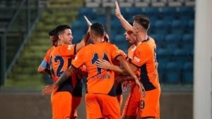 basaksehirden-iki-macta-10-gol-ozet-la-fiorita-basaksehir-mac-sonucu-0-4-hSsFNhKB.jpg