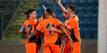 basaksehirden-iki-macta-10-gol-ozet-la-fiorita-basaksehir-mac-sonucu-0-4-hSsFNhKB.jpg