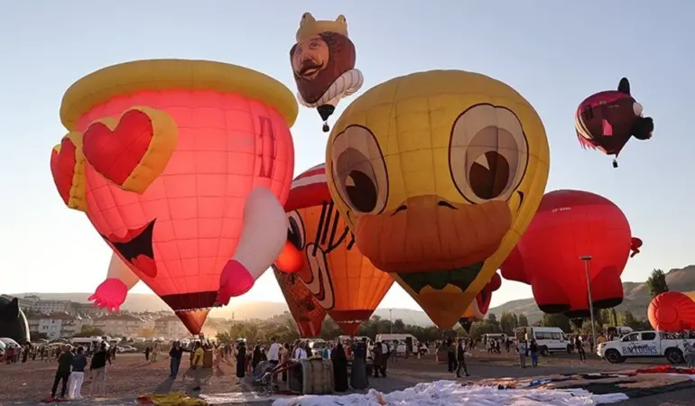 Figürlü sıcak hava balonları Ürgüp semalarını renklendirdi