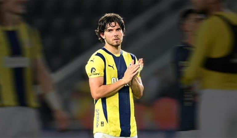 fenerbahcede-ferdi-kadiogluna-kadikoyde-sevgi-seli-taraftardan-tam-destek-8OlYuvuw.jpg