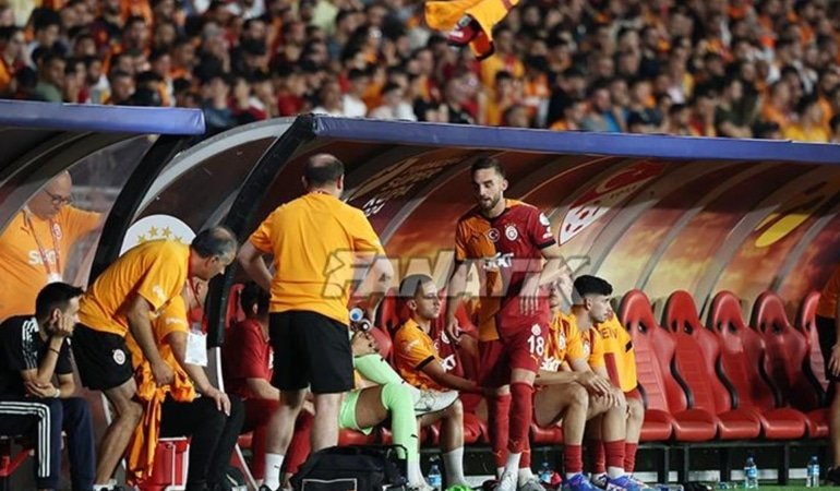 galatasarayda-berkan-kutludan-olay-hareket-cok-sinirlendi-bir-anda-tekmeledi-OuJI8qlZ.jpg
