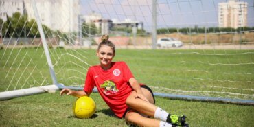 guzellik-kralicesi-futbol-tutkusundan-vazgecmedi-9QwXcI9r.jpg