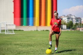 guzellik-kralicesi-futbol-tutkusundan-vazgecmedi-dts1misZ.jpg