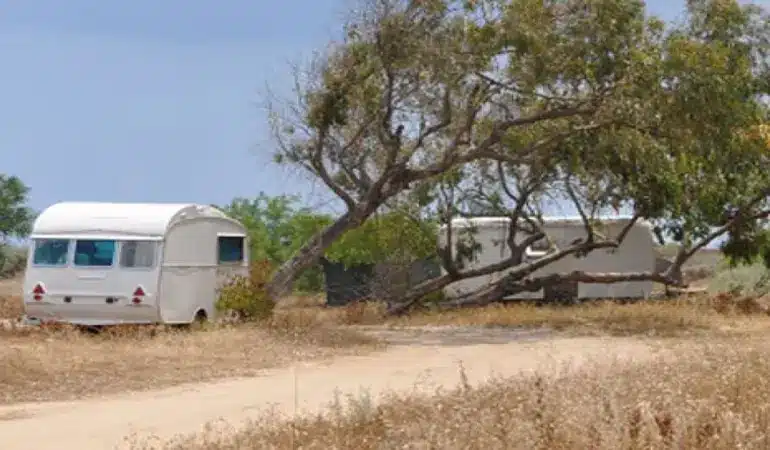 Park halindeki karavan çalındı