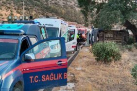 milas-bodrum-karayolunda-tur-minibusu-kazasi-cok-sayida-yarali-KPDpKyTO.jpg
