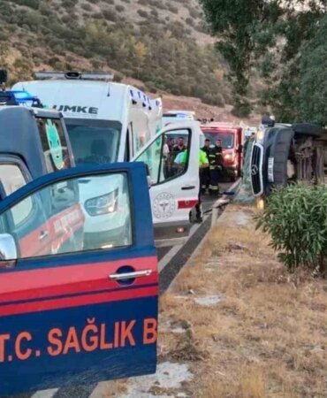 milas-bodrum-karayolunda-tur-minibusu-kazasi-cok-sayida-yarali-KPDpKyTO.jpg
