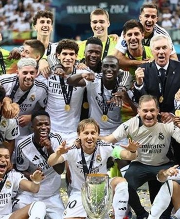 real-madrid-ve-ancelotti-super-kupada-tarih-yazdi-barcelonayi-geride-birakti-E5bPscLK.jpg