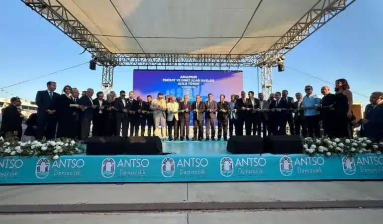 Basın mensupları ile bakanlar olumsuz hava şartları nedeniyle ülkeye dönemedi