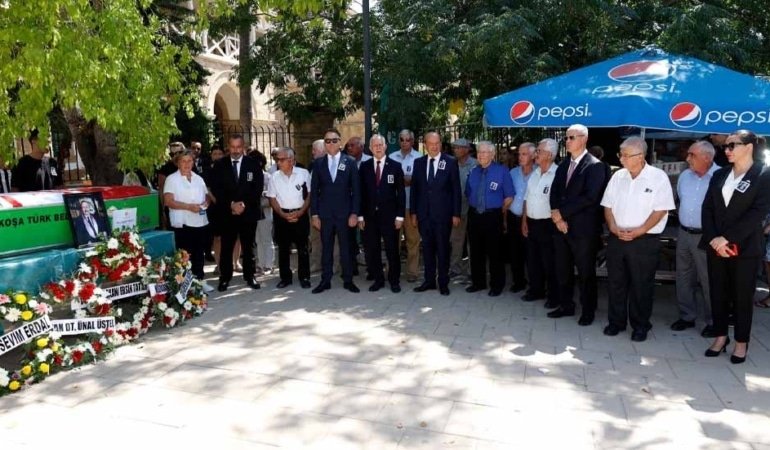 Yaşamını yitiren emekli Yüksek Mahkeme Yargıcı Refiker için mahkemeler önünde tören düzenlendi