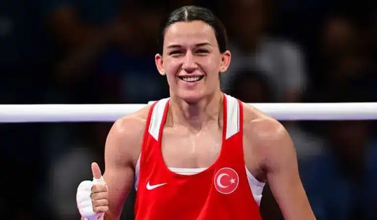 Türkiye’de milli boksör Hatice Akbaş’tan Paris Olimpiyatları’nda gümüş madalya