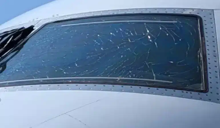 Larnaka’ya uçuş yapan uçağın ön camı çatladı