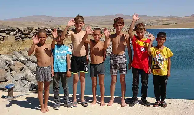 Van Gölü’nde yüzen çocukların saçları sarı oluyor