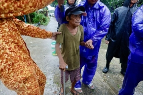 filipinleri-vuran-yinxing-tayfununun-ardindan-toraji-kabusu-binlerce-kisi-evinden-oldu-17313106917127-4