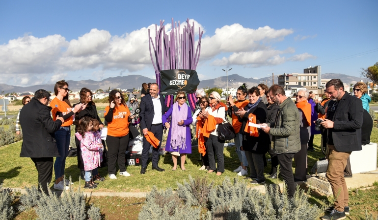 Kadına yönelik şiddetle mücadele… Lefkoşa’daki “Diren Çemberi Anıtı” nakışlarla giydirildi