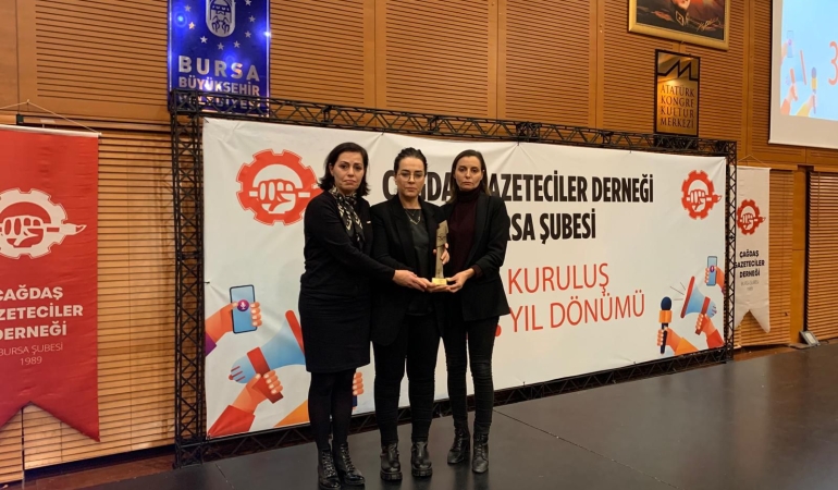 Çağdaş Gazeteciler Derneği Bursa Şubesi’nden Şampiyon Melekleri Yaşatma Derneği’ne ödül