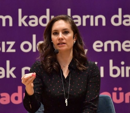 Gazeteci Nevşin Mengü hakkında, “terör örgütü PYD/YPG propagandası” iddiasıyla açılan davada 7,5 yıla kadar hapis cezası istendi