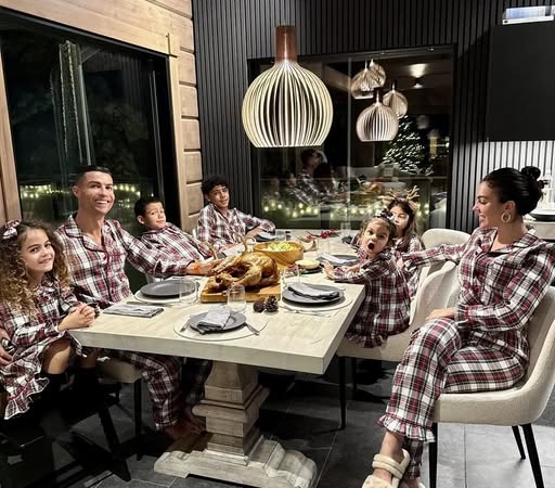 Portekizli yıldız futbolcu Cristiano Ronaldo ve ailesinden Noel yemeği paylaşımı!