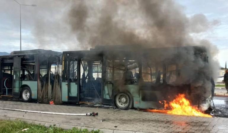 İçinde yolcular bulunan okul otobüsünde yangın!