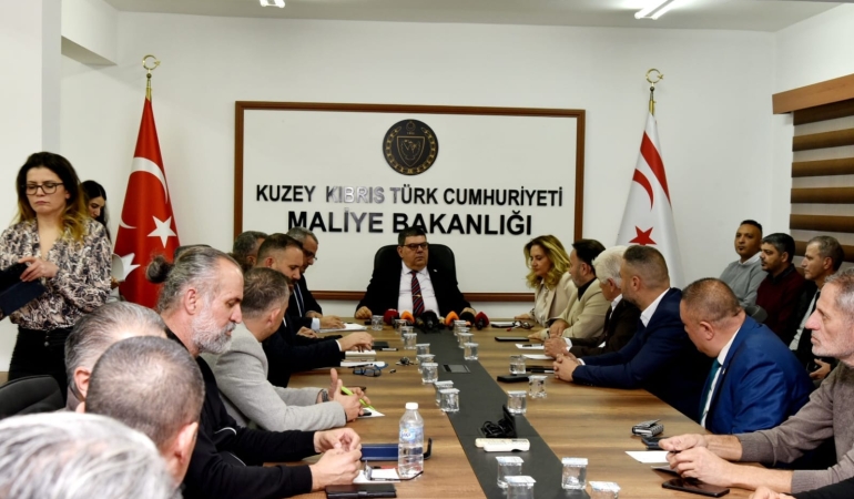 Bakan Berova, hayat pahalılığı ödeneği konusunda sendikalarla bir araya geldi