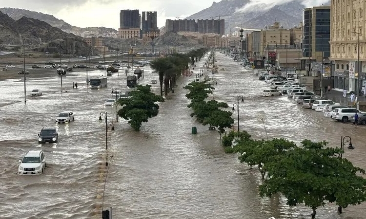 Arap ülkelerinde yoğun sis uyarısı yapılırken, Mekke’de şiddetli yağmur ve dolu etkili oldu