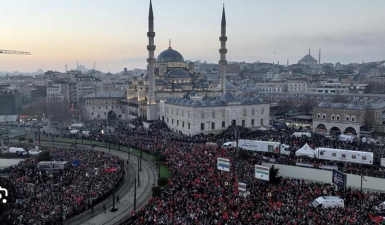 Filistin’e destek için Galata köprüsünde eylem başladı