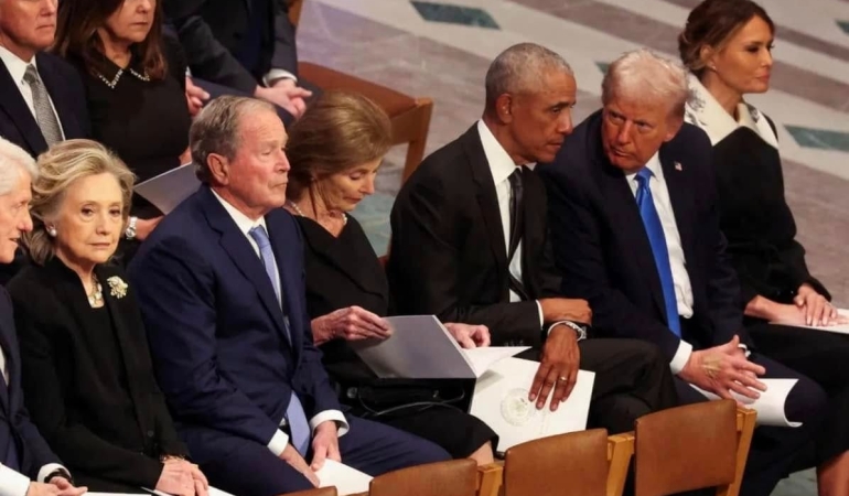 Eski Başkan Obama’nın, Trump’ın anlattıklarına gülmesi günün konusu oldu