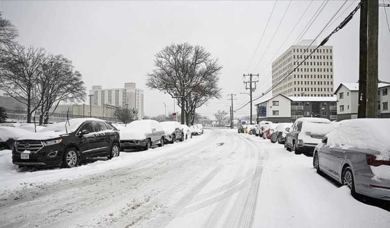 ABD’de 13 eyalette etkili olan şiddetli kar yağışı ve soğuklar nedeniyle en az 3 kişi hayatını kaybetti