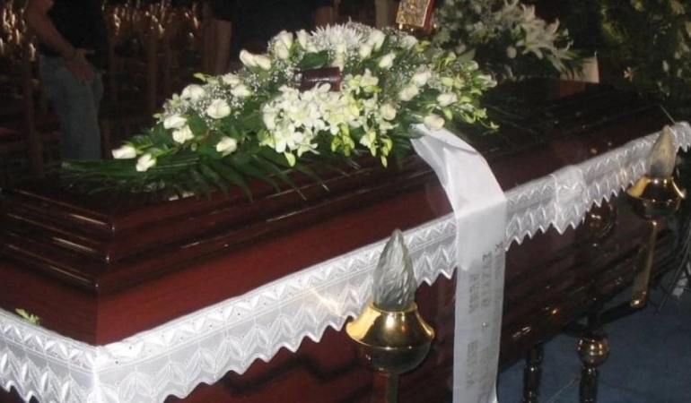 Larnaka’daki cenaze törenine yanlış tabut yollandı