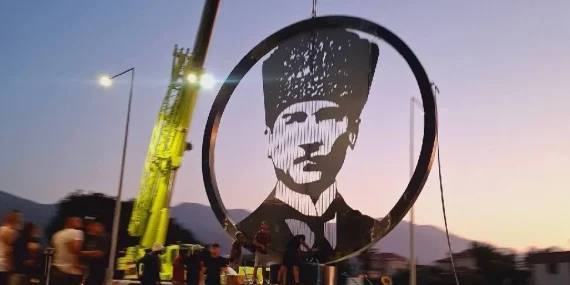 ATATÜRK SİLÜETİ, ALSANCAK’TA HAYRAN BIRAKTI