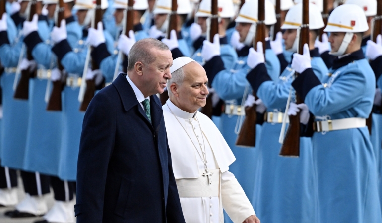 CUMHURBAŞKANI RECEP TAYYİP ERDOĞAN, VATİKAN DEVLET BAŞKANI PAPA 14’ÜNCÜ LEO’YU RESMİ TÖRENLE KARŞILADI.