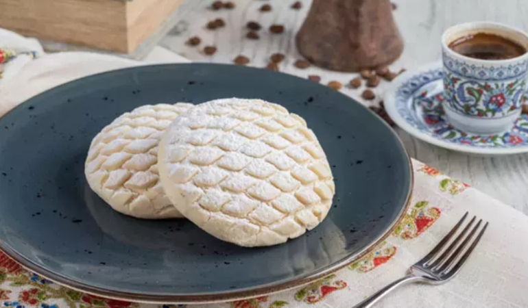 KUM GİBİ DAĞILAN UN KURABİYESİ BÖYLE HAZIRLANIR! PASTANEYİ EVE GETİREN KIYIR KIYIR LEZZET