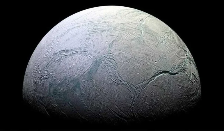 SATÜRN’ÜN UYDUSUNDA YAŞAM İZLERİ: NASA, ENCELADUS’TA ORGANİK MADDELER TESPİT ETTİ