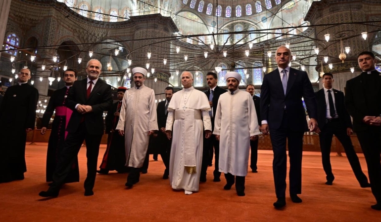 VATİKAN DEVLET BAŞKANI PAPA 14. LEO, SULTANAHMET CAMİSİ’NI ZİYARET ETTİ