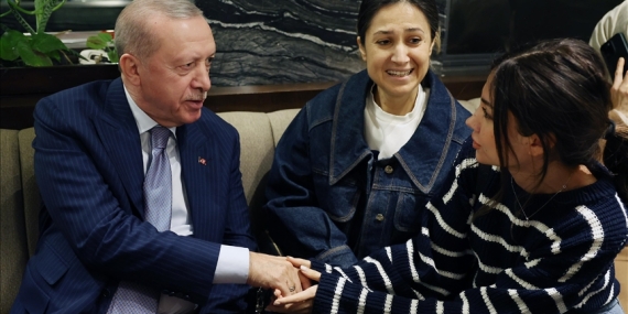 Türkiye Cumhurbaşkanı Erdoğan kafede vatandaşlarla sohbet etti