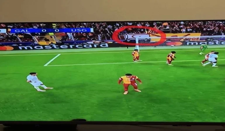 GALATASARAY TARAFTARLARI, BELÇİKA EKİBİ USG İLE OYNANAN ŞAMPİYONLAR LİGİ MAÇINDA KKTC BAYRAĞI AÇTI