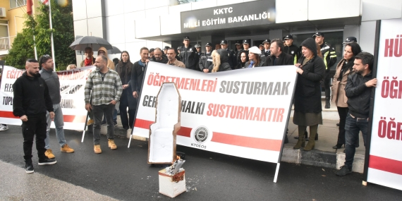 KTOEÖS, Milli Eğitim Bakanlığı önünde öğretmenlere yönelik soruşturmaları protesto etti