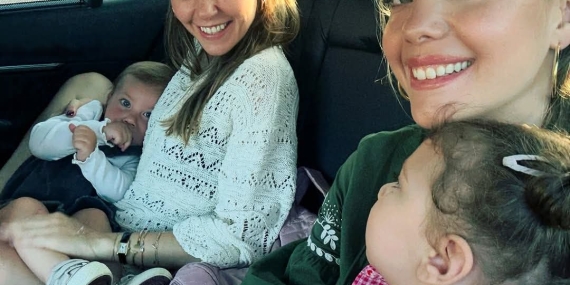 2 GÜZEL OYUNCU’DAN KIZLARIYLA BERABER FOTOĞRAF..